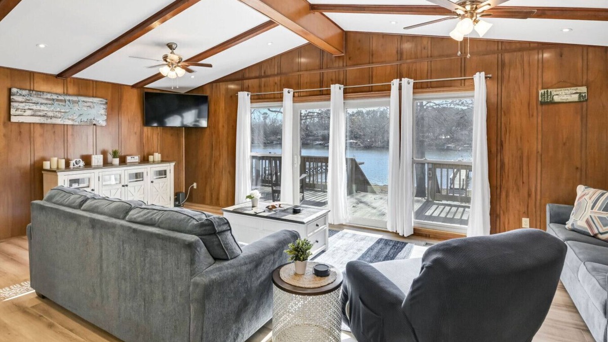 Prosperity House | Lake Stay on Bedford Way |Private Dock & Boat Ramp