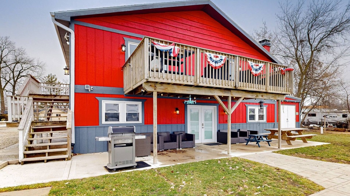 Channel Lake Apartment | Lake stay with boat launch, W/D, & AC