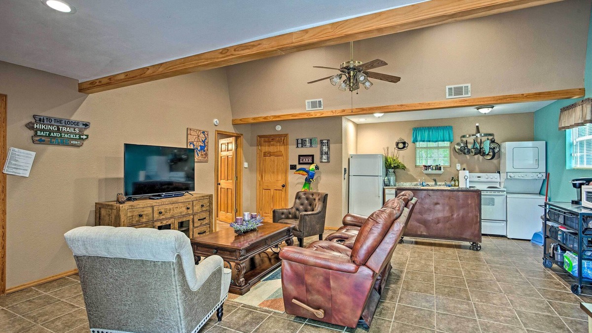 Pottsboro Cabin | Lake Texoma Cabin - 1 Mi to Park & Boat Ramp!