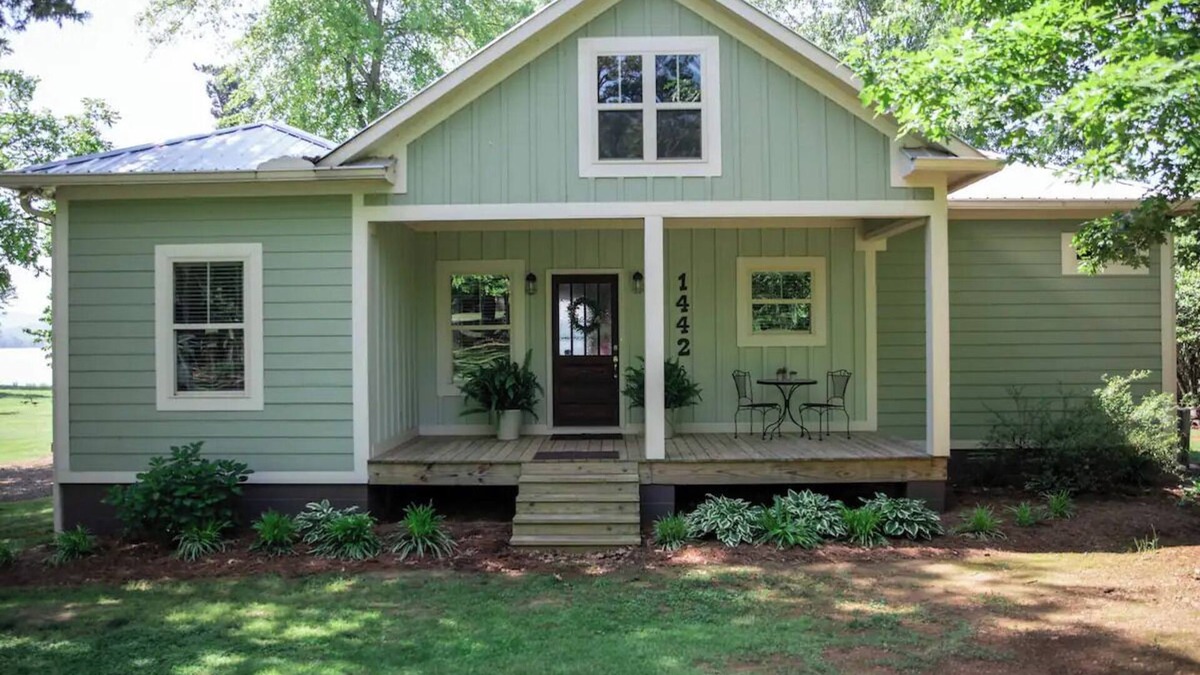 Groveoak Cottage | Lake Therapy, Cottage on the Water with Wifi!