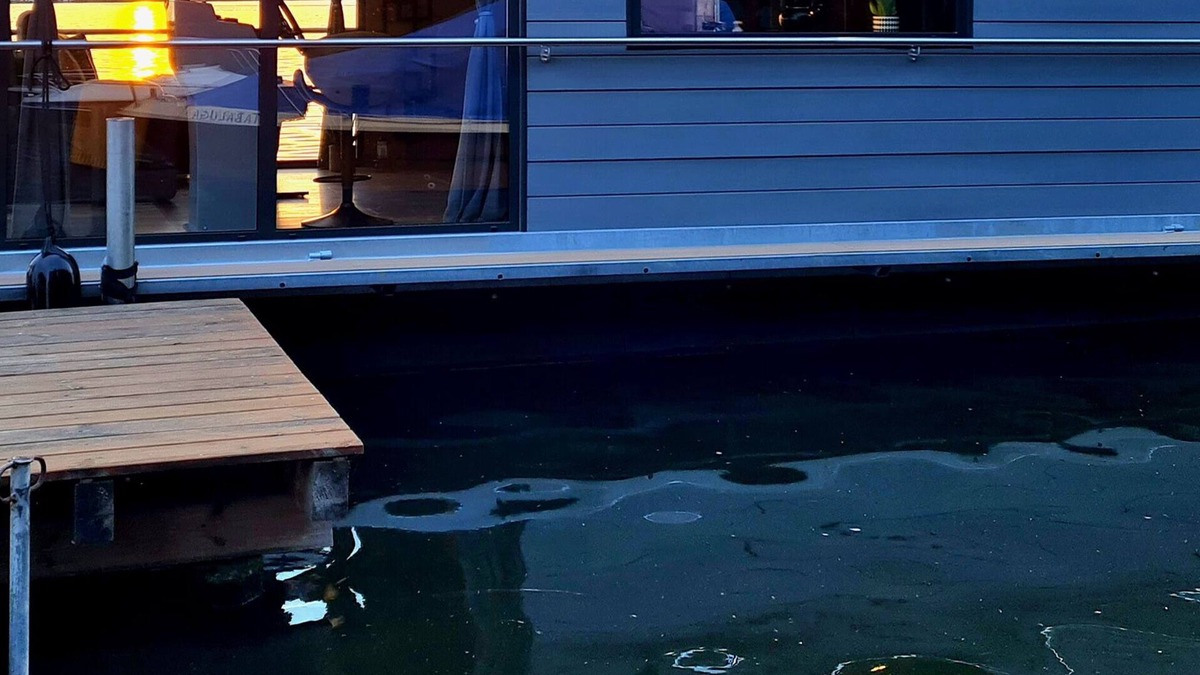 Goyatz Boat Rental | Lake time in a houseboat with fireplace & sauna on Lake Schwielochsee