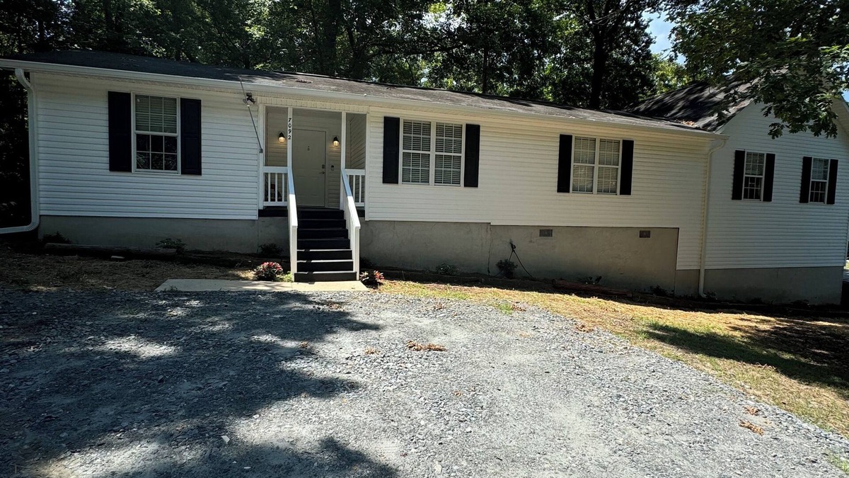 Macon House | Lake Tobo Bungalow-Charming 3-bedroom house in beautiful Macon next to the lake!