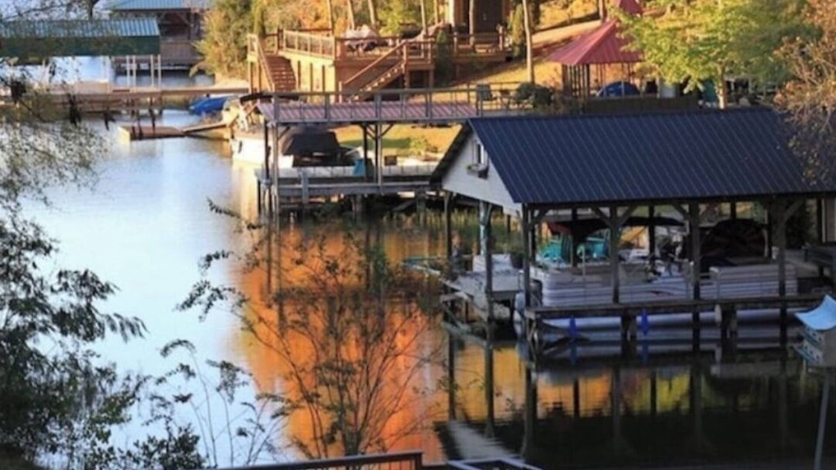 Northport House | Lake Tuscaloosa Waterfront Home --great for friends, families, and Bama parents!