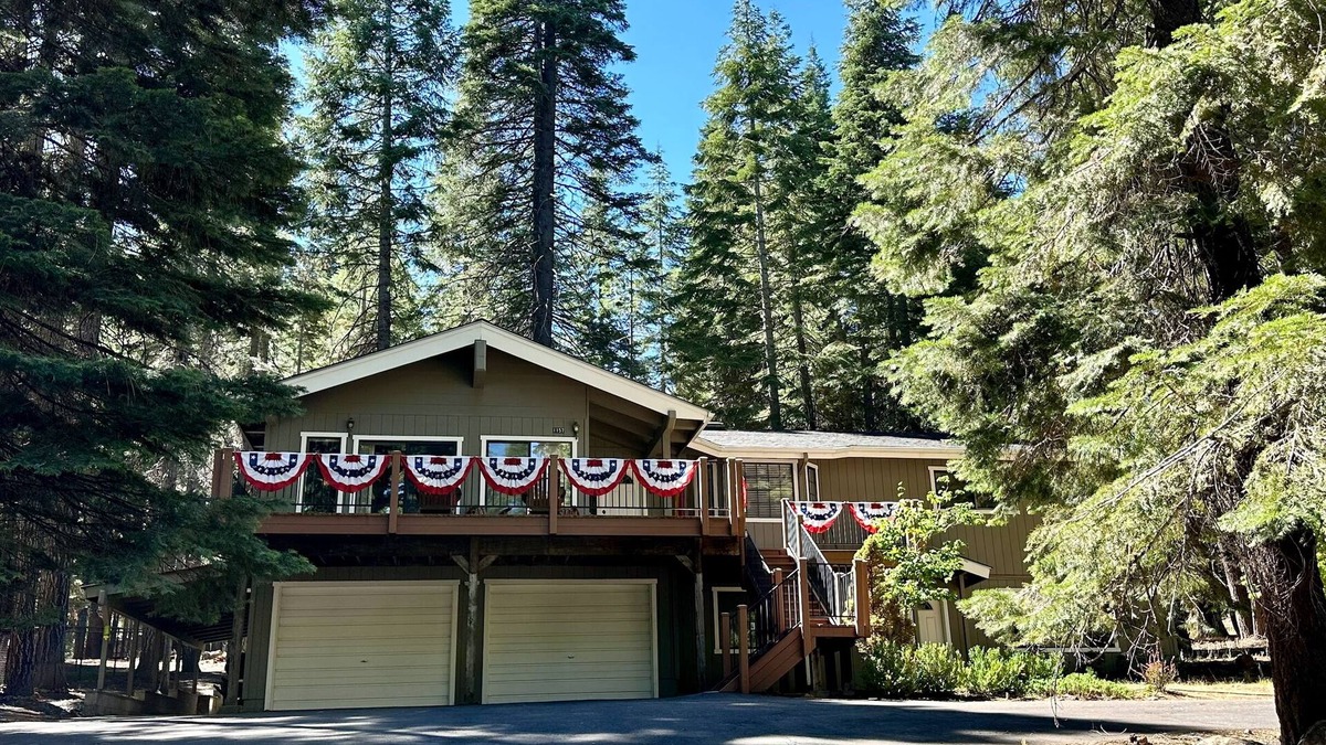 Lake Almanor Country Club House | Lake Almanor Spacious and Cozy home for the large Family