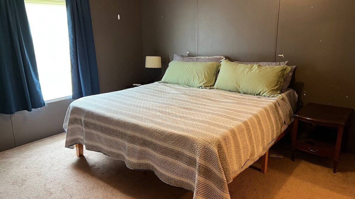 Taylorsville House | Lake view double wide home meeting a longer short term rental need in the area.