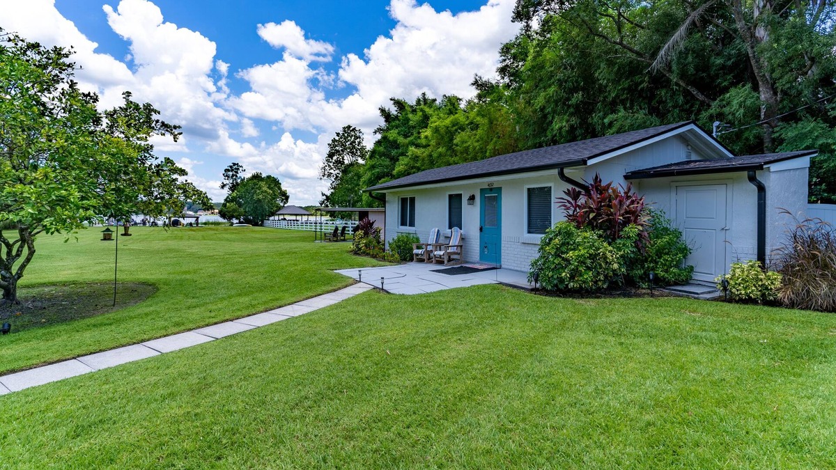 Mount Dora House | Lake Vibes Only ~ Intimate Lake Cottage in Mount Dora