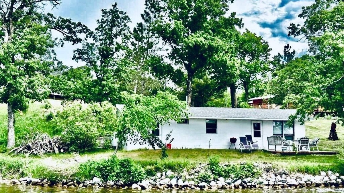 Alexandria Cabin | Lake Victoria, White cabin with beautiful views overlooking the lake