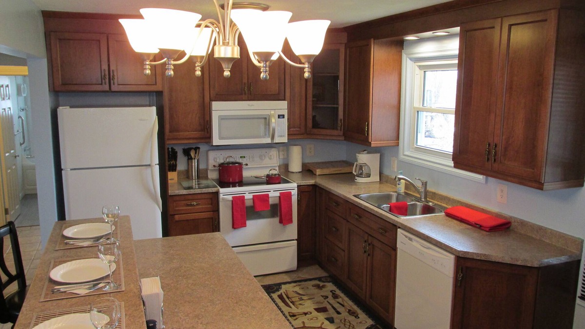 Leamington Apartment | Lake-View Apartment Near Point Pelee National Park