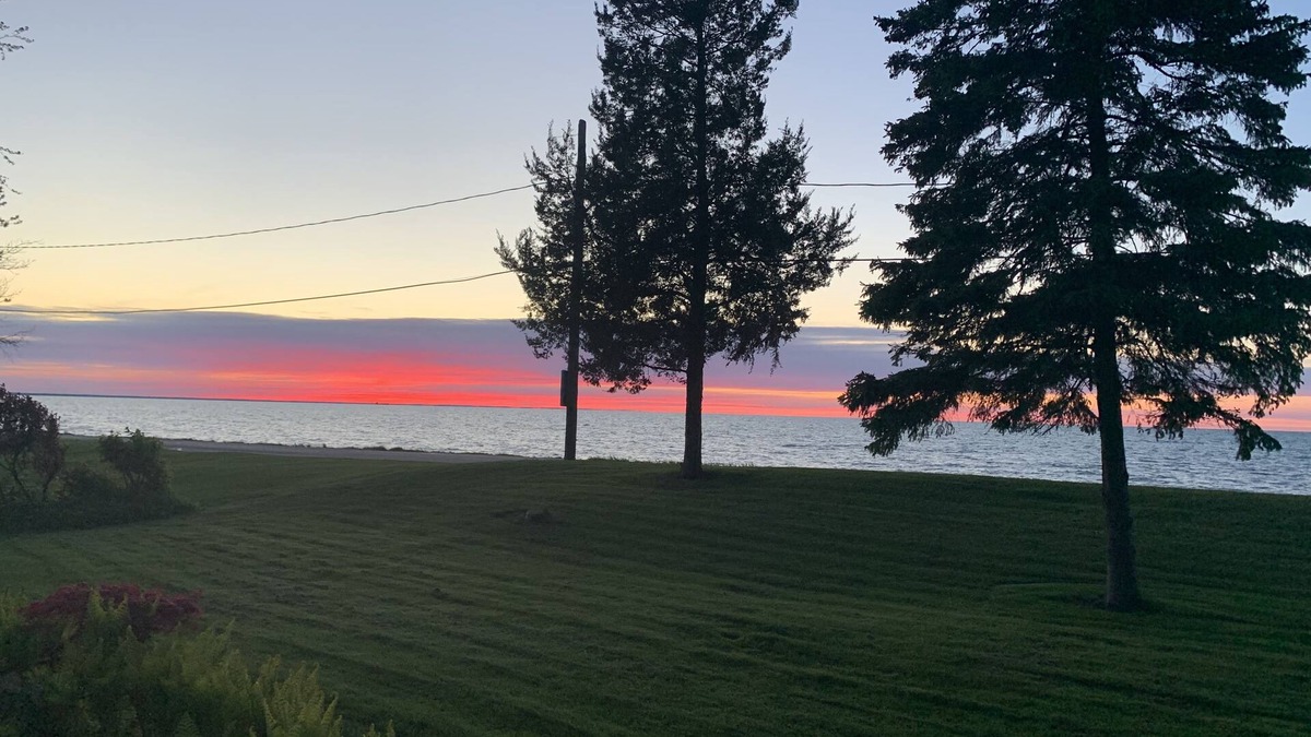 Sarnia House | Lake view beach access