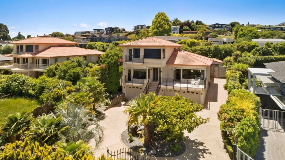 Hilltop House | Lake View by Town Taupo