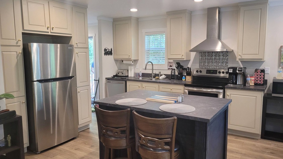 Martin House | Lake View Charming 2-bedroom home with WiFi, AC in pleasant Martin.