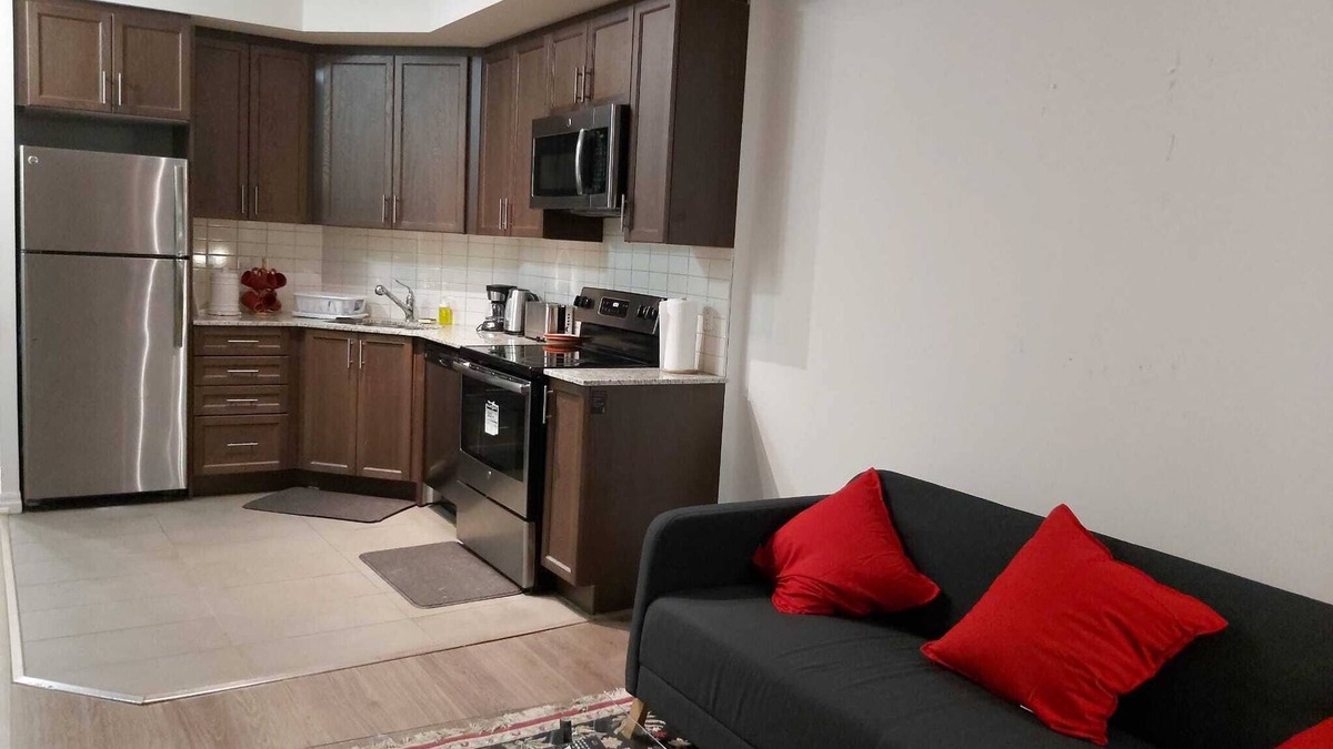 Grimsby Apartment | Lake View Condo Apt 5 min to Beach