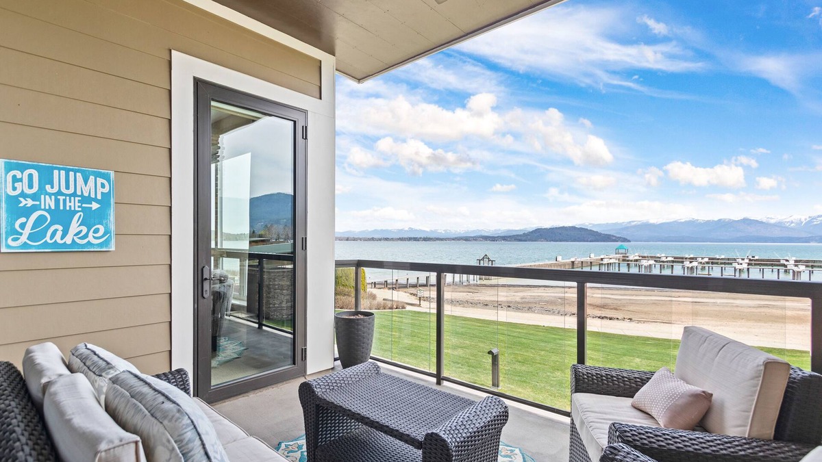 Sandpoint Condo | Lake view condo with WiFi, balcony, fireplace, & shared pool/hot tub/grills