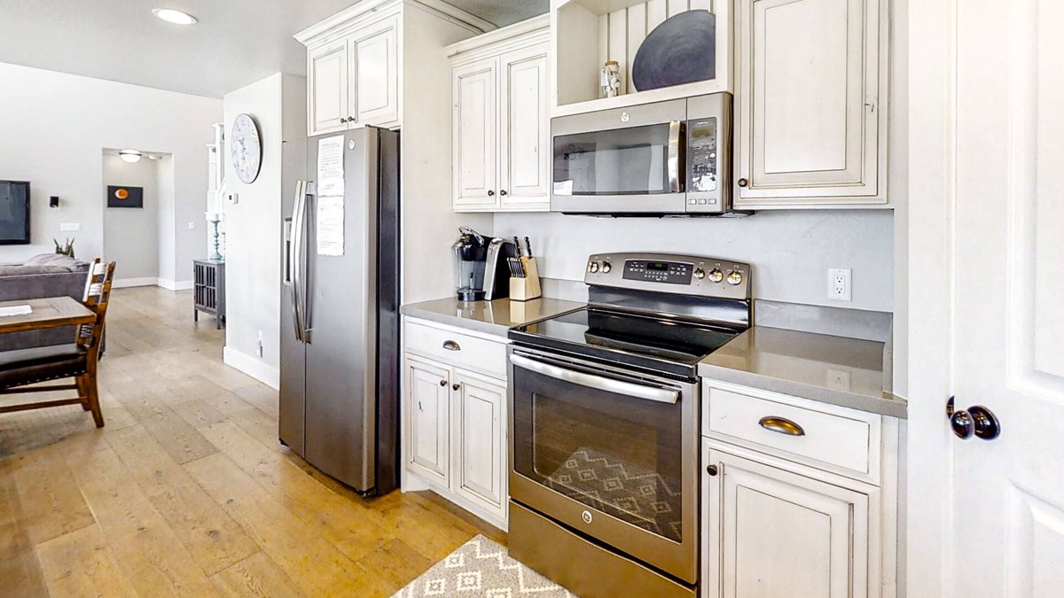 Cherimoya Hill House | Lake view home w/amazing sunrise views, home theater & 2 kitchens