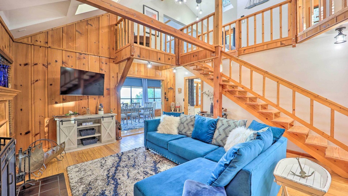 Bernice House | Lake-View Home w/Deck + Gas Grill in Bernice!
