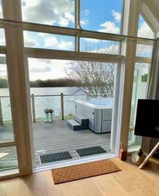 South Cerney House | Lake View Landings Cotswolds Water Park South Cerney