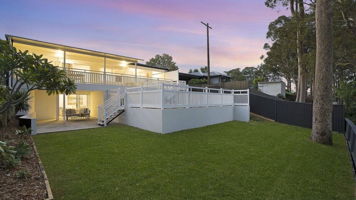 Berkeley Vale House | Lake View Luxury in the Vale