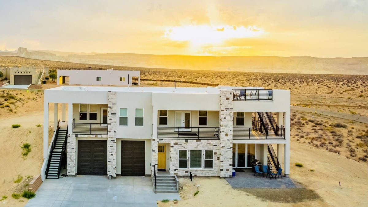 Greenehaven House | Lake View Modern House with Beautiful Sunsets!