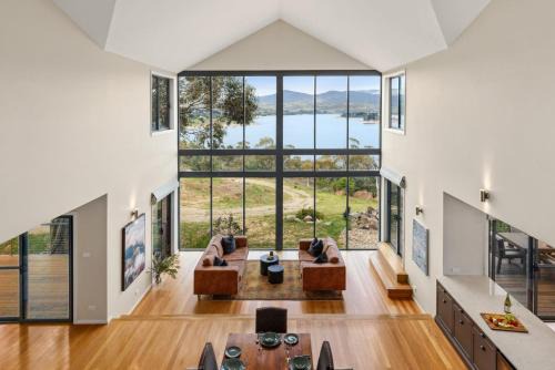 East Jindabyne House | Lake View Retreat