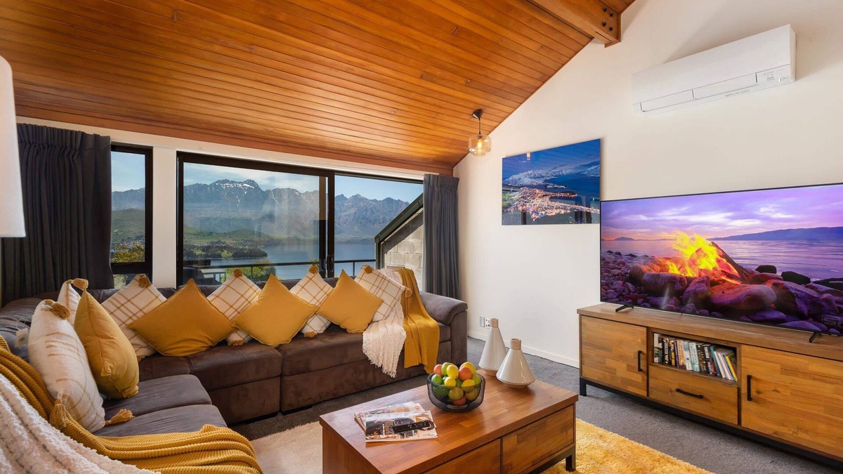 Fernhill House | LAKE VIEW SPACIOUS ALPINE TOWNHOUSE