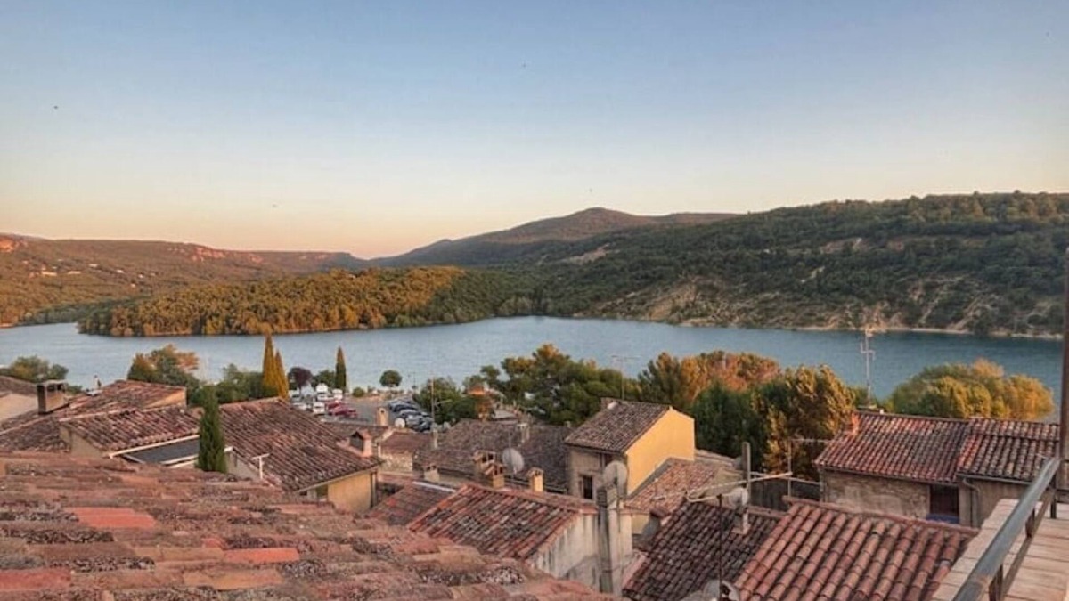 Bauduen Apartment | Lake view with private terrace