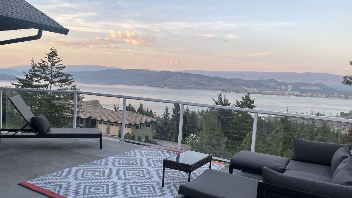 West Kelowna Estates House | Lake Views Beach Home - 6 mins to Downtown Kelowna