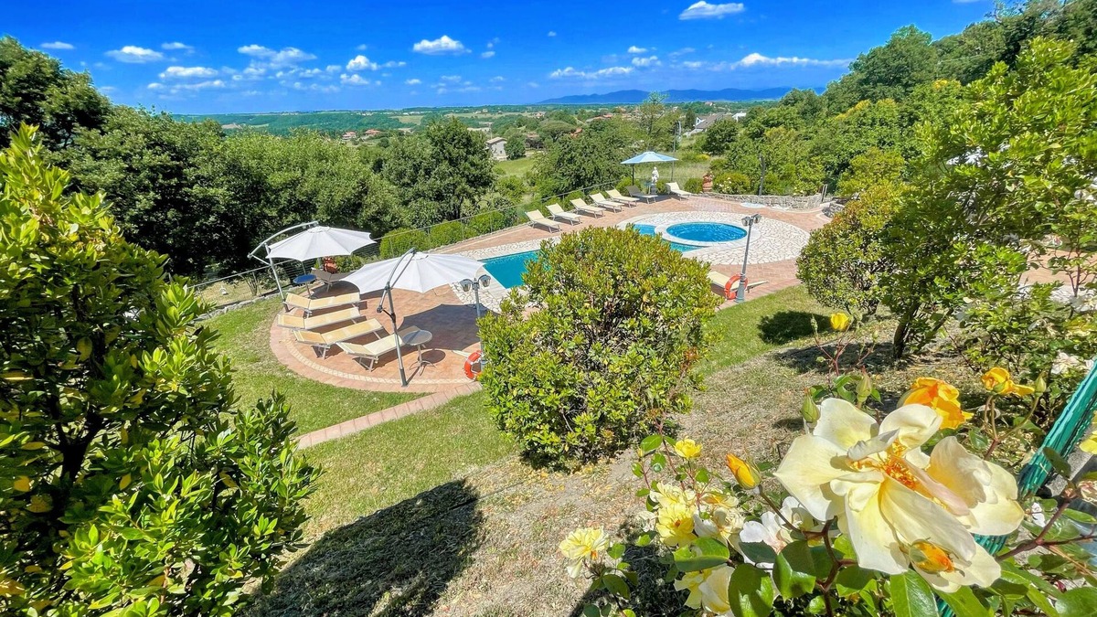 Montefiascone Villa | LAKE VIEWS BOLSENA-EXCLUSIVE VILLA/POOL/JACUZZI/SLEEPS 16/CHILDRENS PLAYGROUND