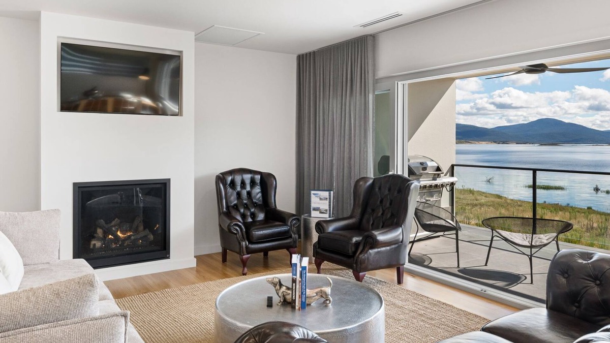 East Jindabyne House | Lake Villavista - 4BR Luxury Townhouse l Pet Friendly l Lake Views l WiFi l BBQ