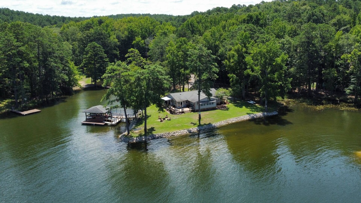 Liberty Hill House | Lake Wateree SC Waterfront Home 3B/2Ba w/King Bed, Loads of Amenities & Dock!