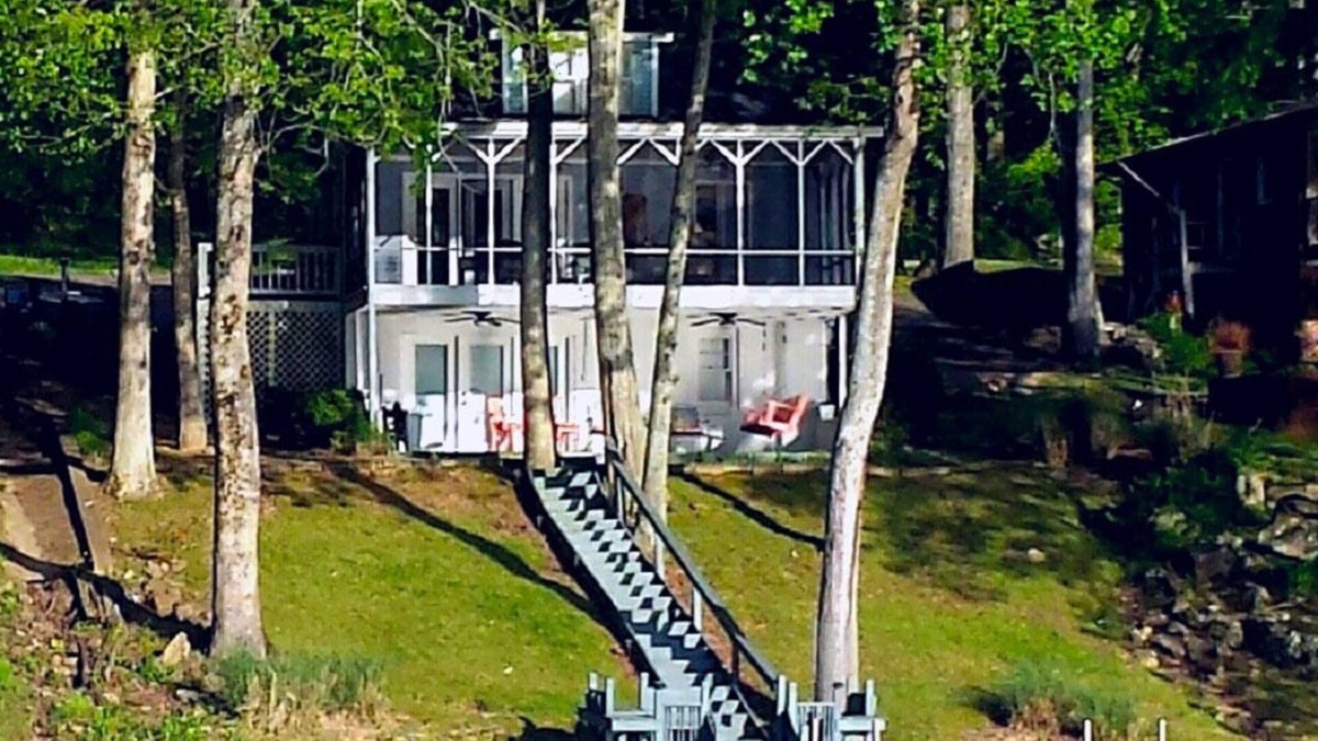 Penrod House | Lake Waterfront, Dock, Pet Friendly, Concrete Loop Driveway, Kayaks,No Wake Zone