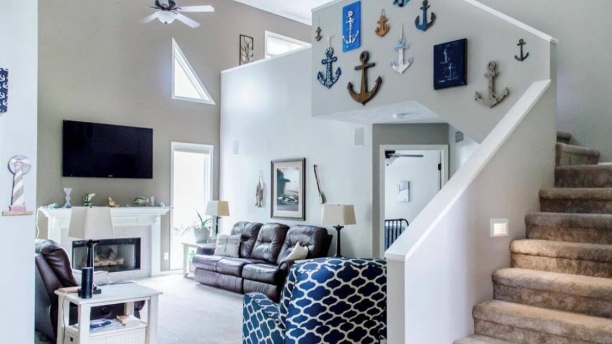 Syracuse House | Lake Wawasee Channel front Home away from Home!