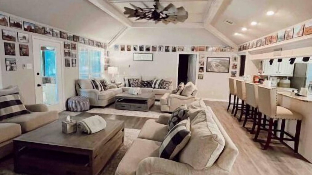 Laguna Park House | Lake Whitney Blue House Large Group Getaway Sleeps 20 (Lake access)
