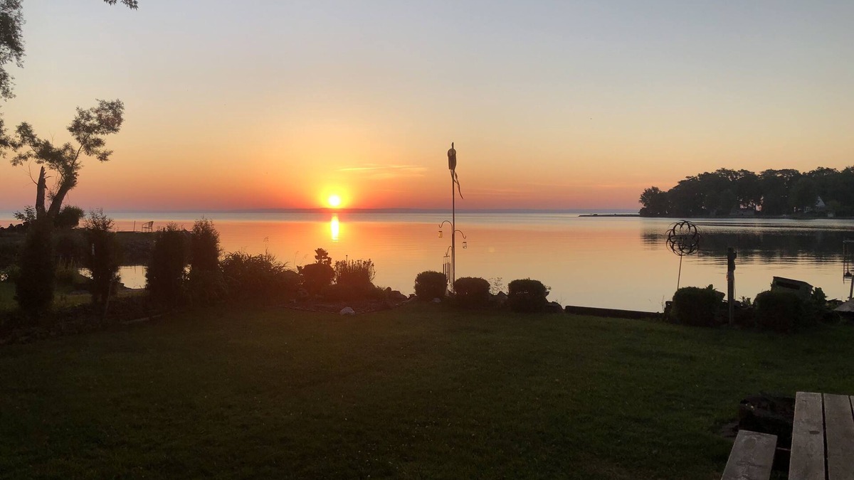 Black Wolf House | Lake Winnebago Water Front! Fishing! Boating! Quiet Bay! EAA!