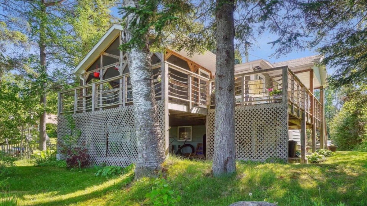 Petit-Lac-Long Cottage | Lakefront chalet in the heart of the Laurentides. Within 1 hour of Montreal!