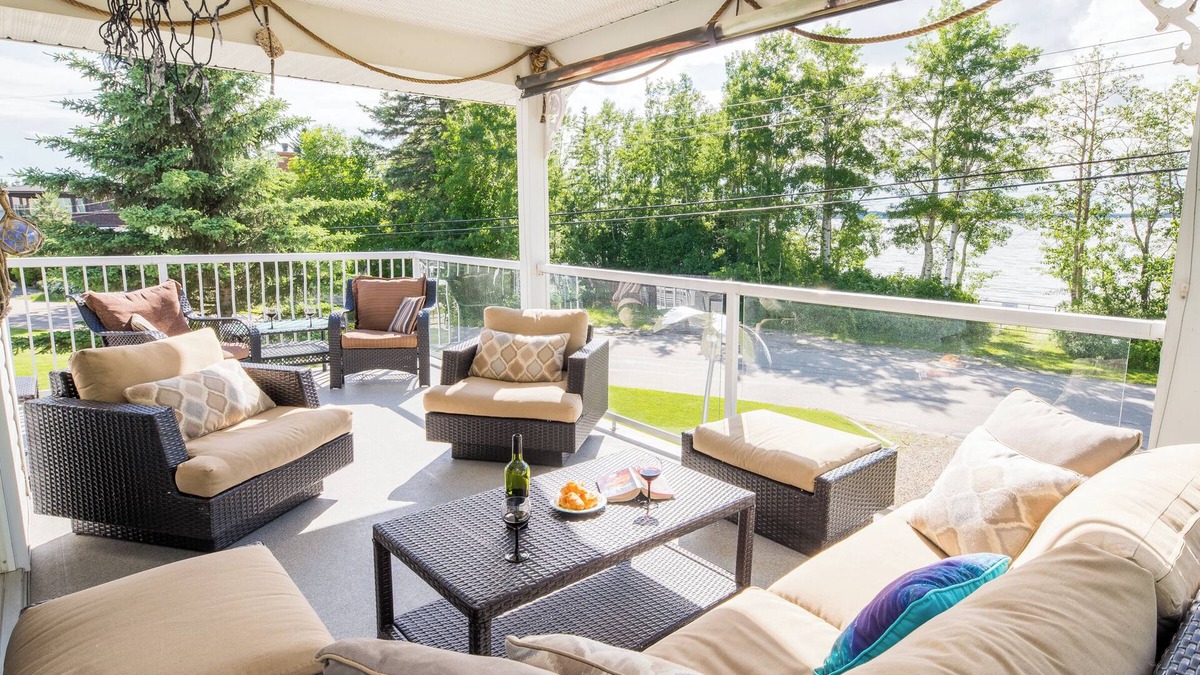 Sylvan Lake Cottage | Lakefront Luxury & Stunning Sunsets! (May 15 - June 15 SPRING SALE ON NOW)