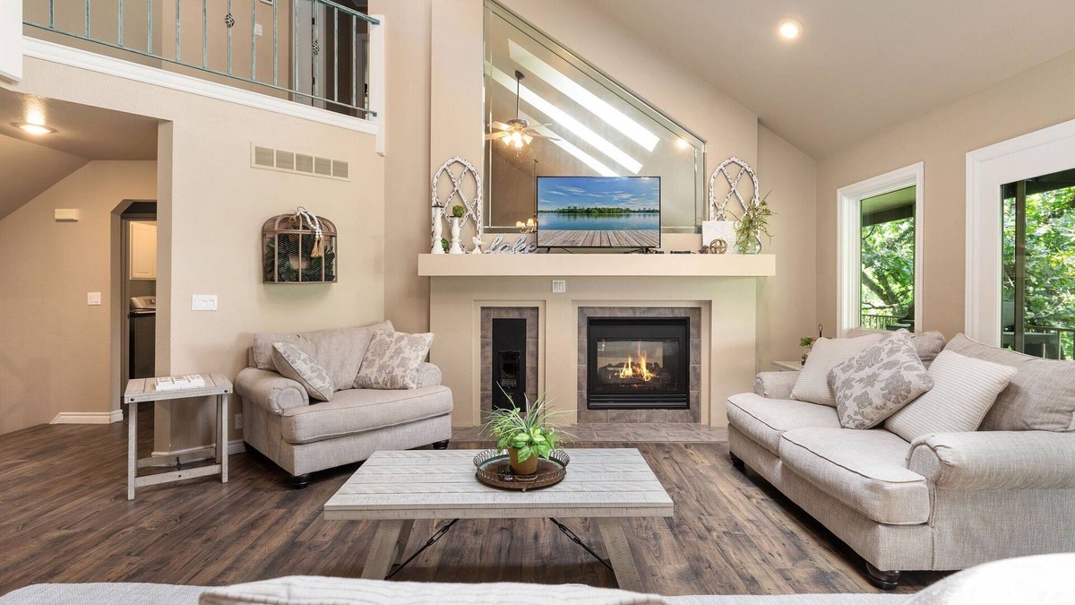 Lampe House | Lakefront 10 Acre Private Home-Private Dock, Kayaks, Pool Table (no Cabooses in winter)