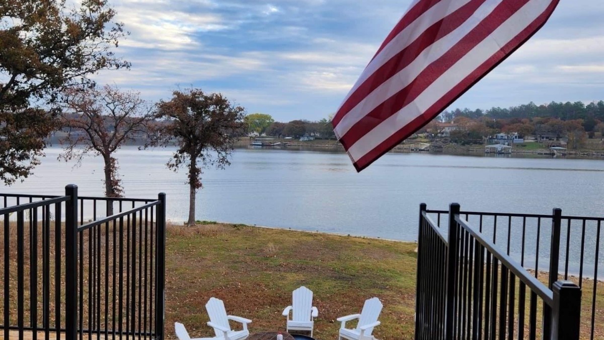 Bowie House | Lakefront 3-bedroom house on Amon Carter Lake in Bowie