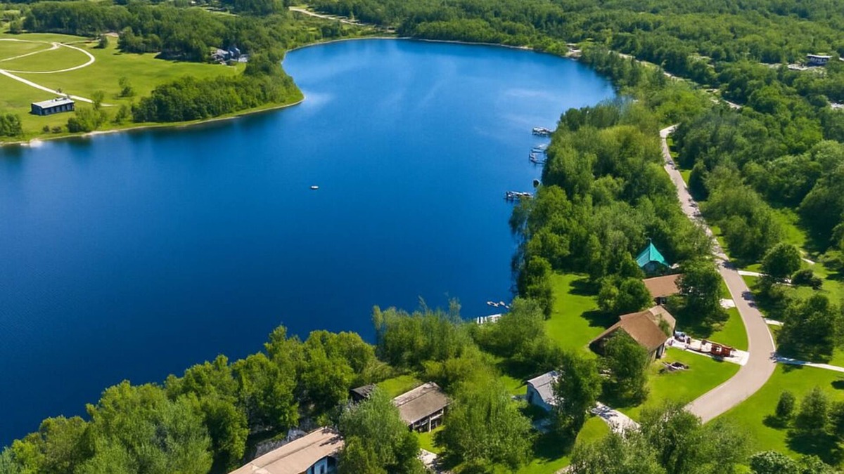 Charlevoix House | Lakefront 3-Bedroom Retreat on Susan Lake – 5 Mins in Charlevoix