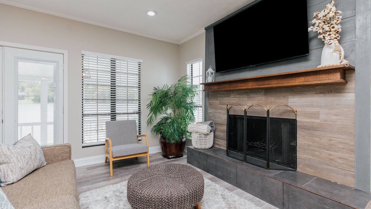 Warner Robins House | Lakefront 3BR | 2 Car Garage | Pet Friendly