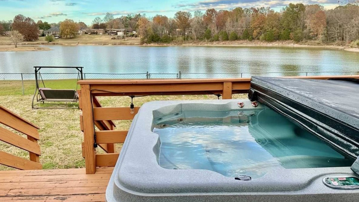 Old Hickory House | Lakefront 3BR Cozy House with BBQ & Hot Tub