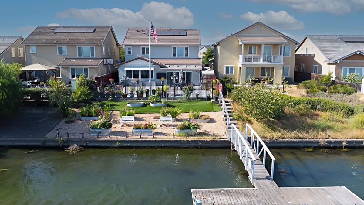 Lathrop House | Lakefront 4-bedroom house with WiFi and AC in brilliant Lathrop