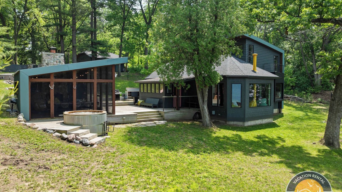 Elkhorn House | Lakefront 4-Bedroom Retreat in Elkhorn