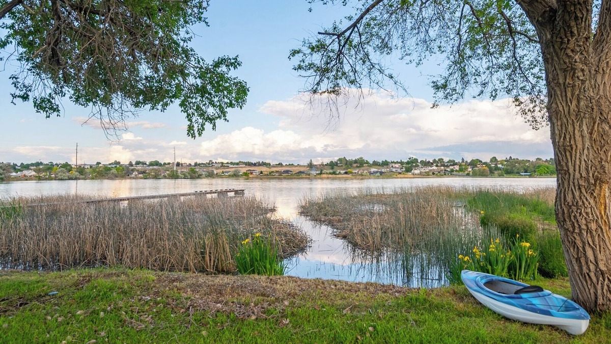 Moses Lake House | Lakefront 4-bedroom house with AC, WiFi in parklike setting on Moses Lake.