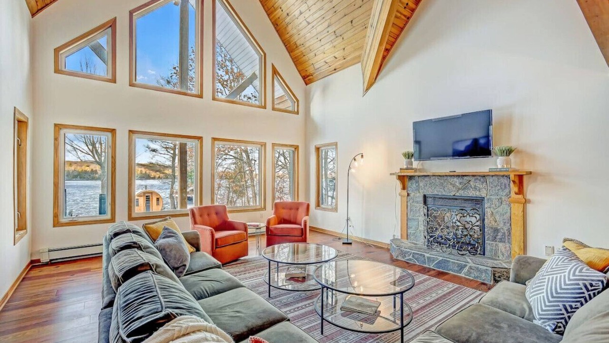 Algonquin Highlands Apartment | Lakefront, 4000sq/f, Gym, Beach, Hot Tub, Sauna