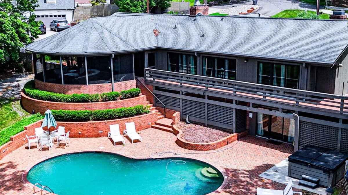 Dixie - Berryhill Apartment | Lakefront 4BR in Charlotte w/Pool, Hot Tub & BBQ