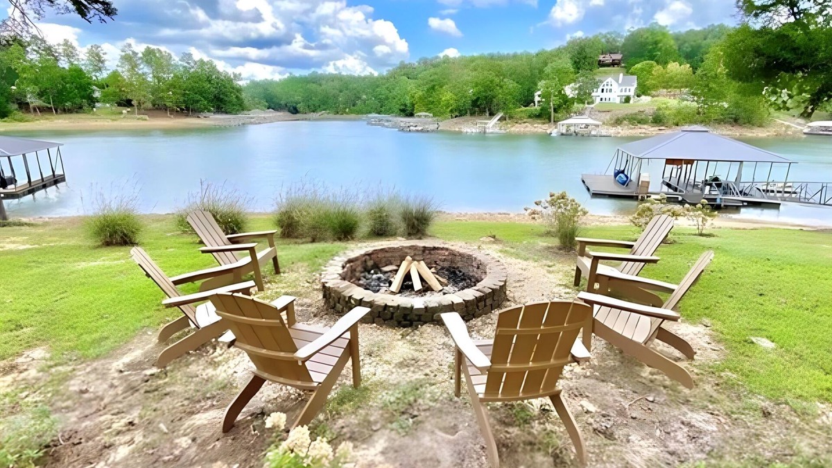 Double Springs House | Lakefront 4BR Retreat | Dock Access,Kayak &Firepit