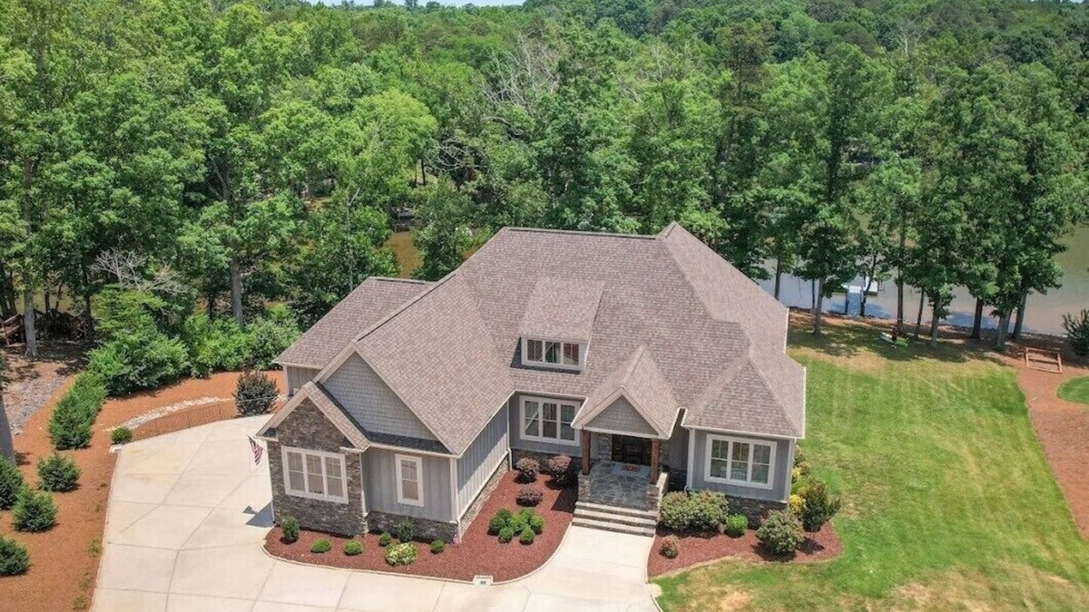 Bowling Green House | Lakefront 5 bedroom- Firepit, Bar, Screen Porch, Bunkroom!