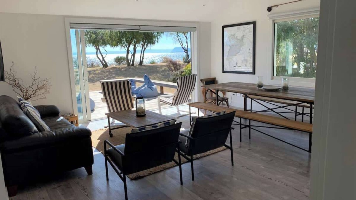 Waitahanui House | Lakefront, 5 Mile Bay - simply amazing!