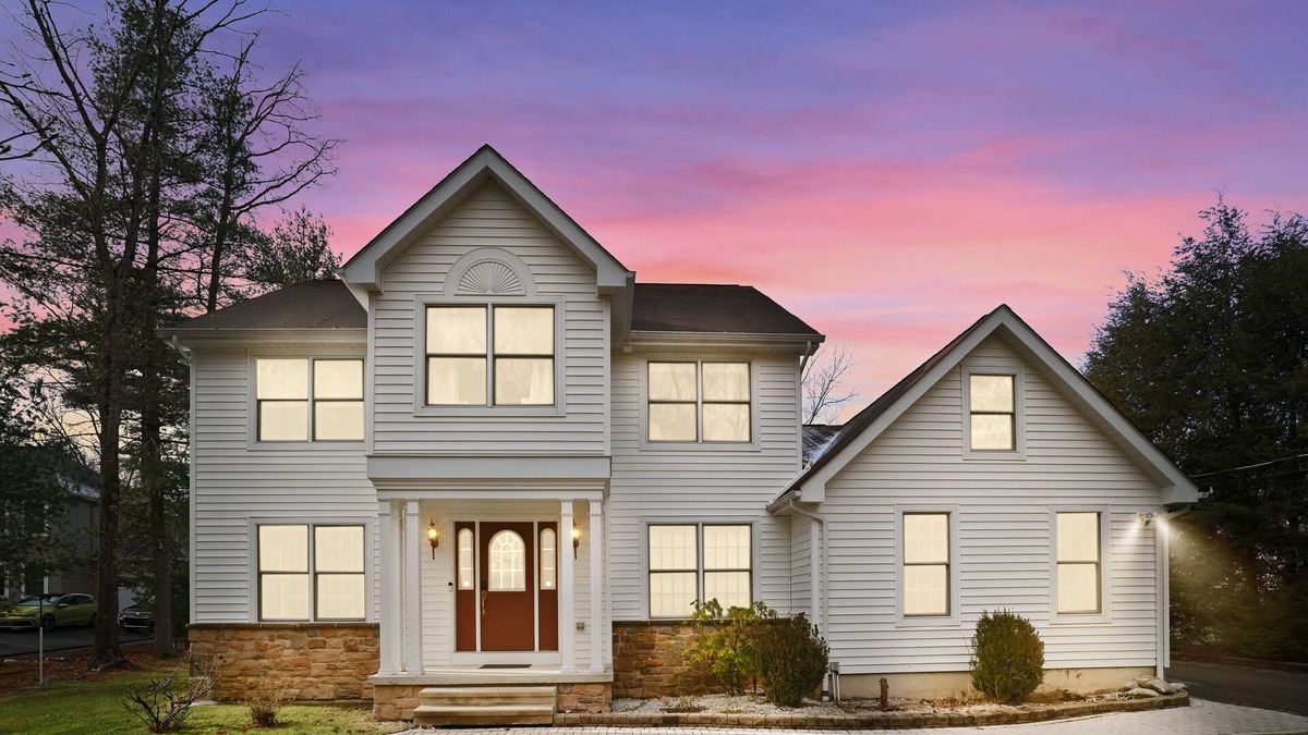 Henryville House | LAKEFRONT BACKYARD! Secluded Fishing, Kayaks, Arcade Room, Poker Room and Gym!