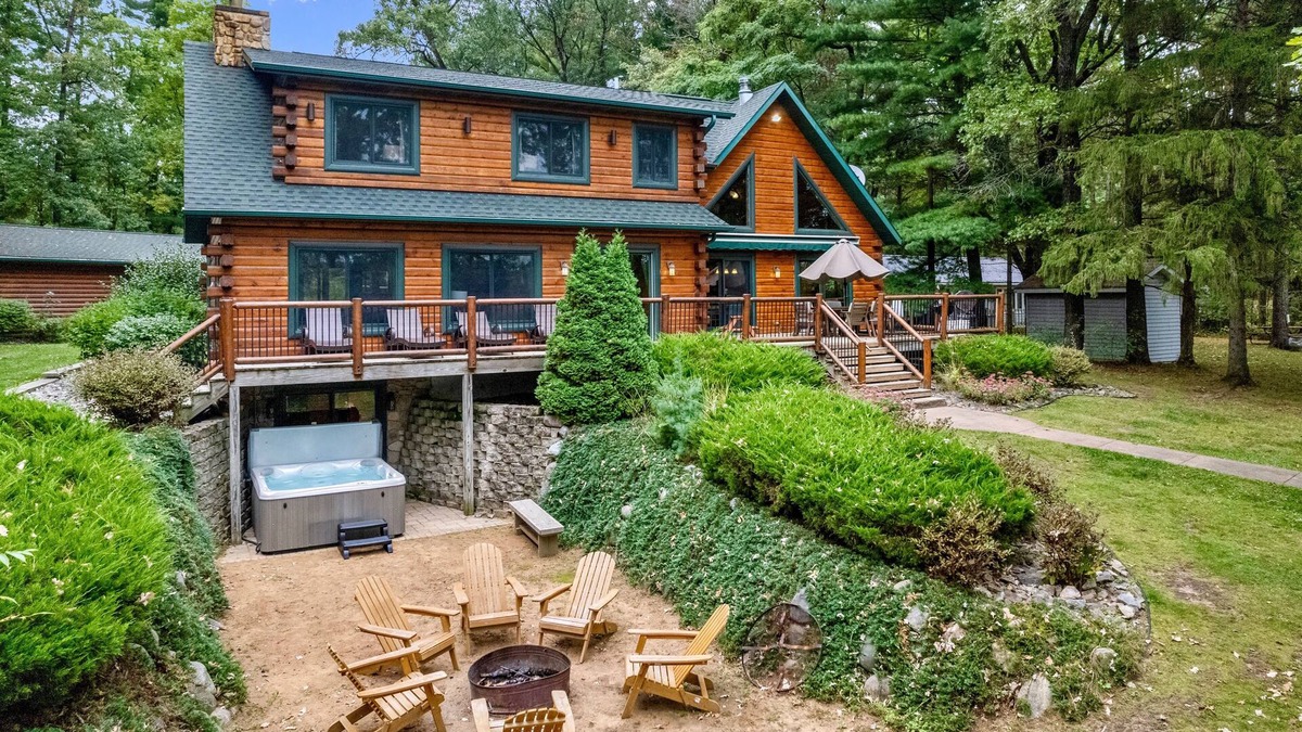 Friendship Ski Chalet | Lakefront-Bar-Arcade-30 min to WI Dells-Water Toys